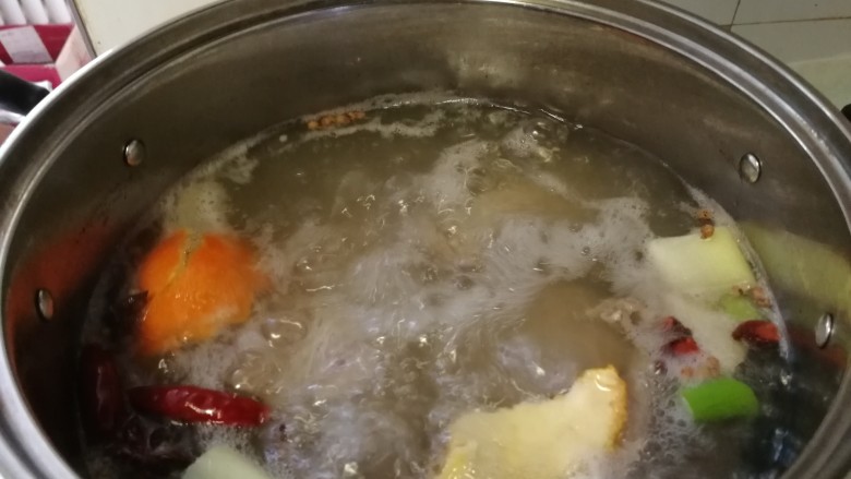 家庭版&酱牛肉,开锅了,放进牛肉,打一下沫。