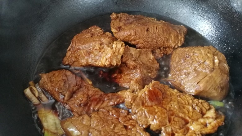 家庭版&酱牛肉,加调好的料汁,加烀好的牛肉在焖一会。