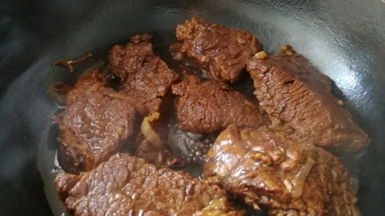 家庭版&酱牛肉,翻个,让牛肉更入味。