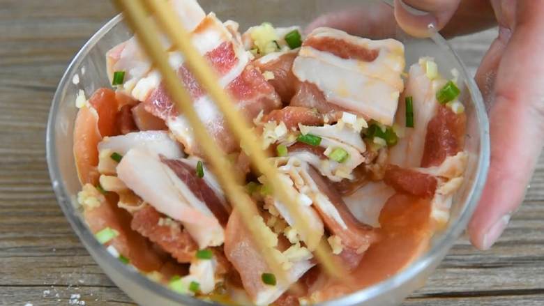 辣白菜炒五花肉—午餐把韩式料理带进办公室,再放入葱末、姜末拌匀后,腌制10分钟。