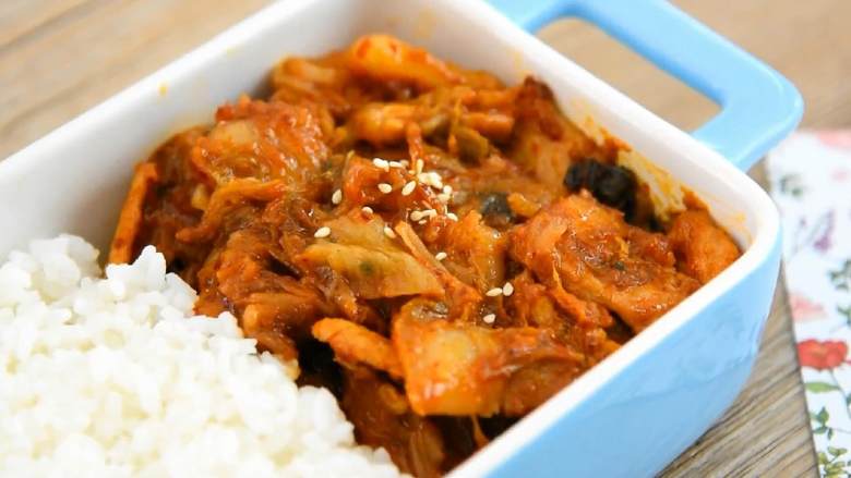 辣白菜炒五花肉—午餐把韩式料理带进办公室,出锅,这是道开胃又下饭的美食。