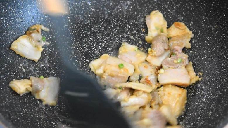 辣白菜炒五花肉—午餐把韩式料理带进办公室,油温6成热时入五花肉,快速翻炒