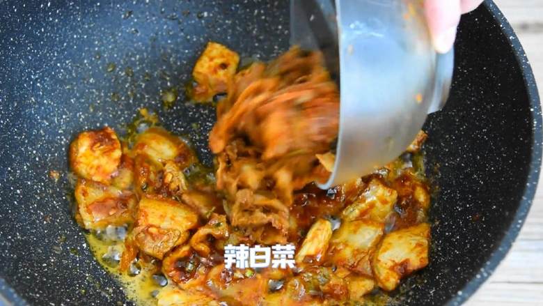 辣白菜炒五花肉—午餐把韩式料理带进办公室,再倒入辣白菜炒匀,即可。