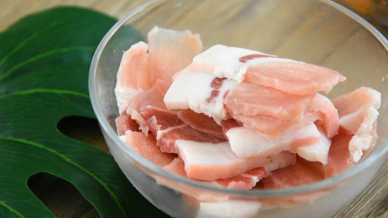 辣白菜炒五花肉—午餐把韩式料理带进办公室, 五花肉切片备用。