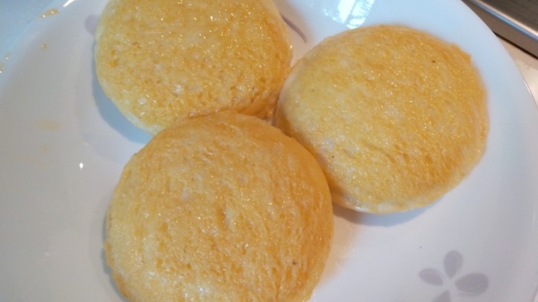 冰火菠萝油,蛋液刷均匀即可,不用太多蛋液。