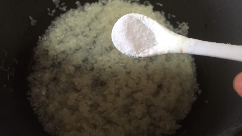 网红彩虹饭,加入半勺盐,放水时比平日少放一点。