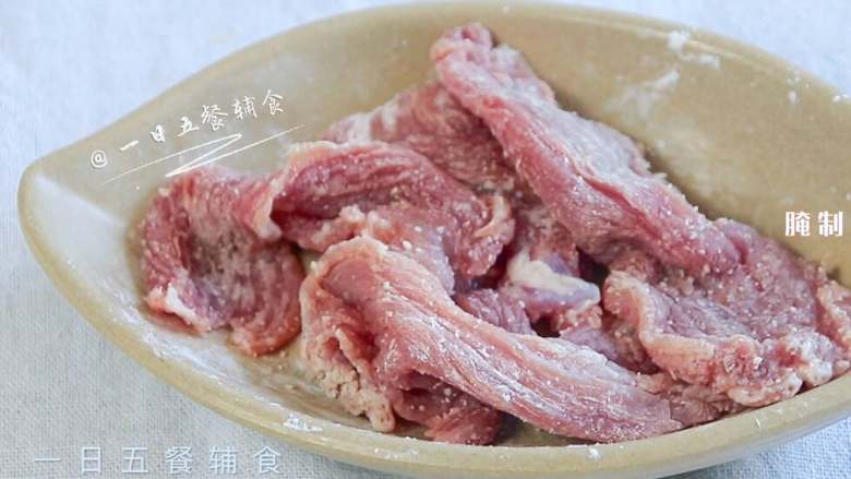 里脊肉金针菇卷,淀粉和盐加入,用手捏捏抓匀。