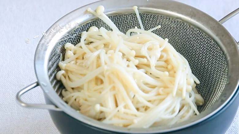 里脊肉金针菇卷,捞出来沥干水分。
>>金针菇卷在里面,靠小火煎很难熟,先煮一下。