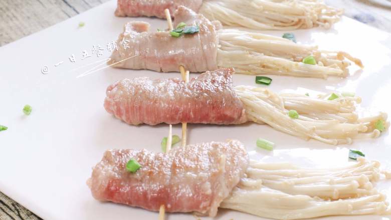 里脊肉金针菇卷,侧面看着还有些红,已经熟了,嫩嫩的肉很好吃。