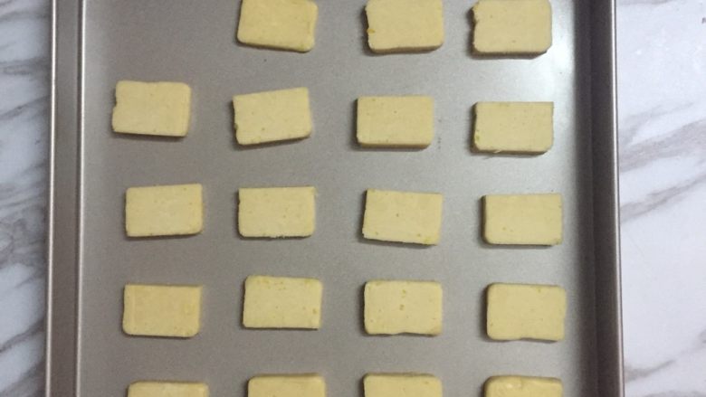 柠檬饼干,切成5毫米厚度，放入烤箱175度烤15分钟