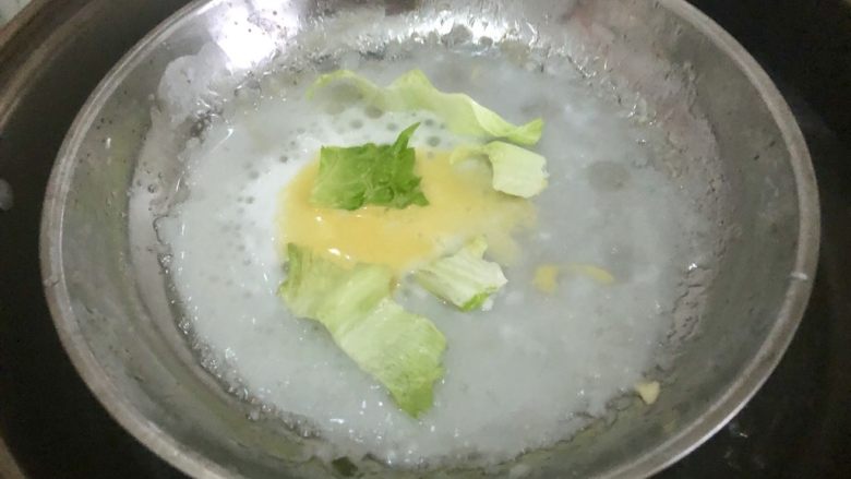 自制广式肠粉,换了不锈钢盘试试,这次加了生菜,也可以
