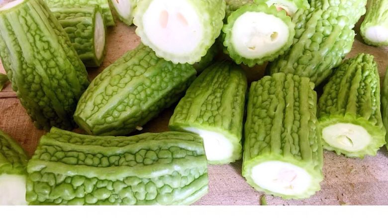 酿苦瓜,<a style='color:red;display:inline-block;' href='/shicai/ 55'>苦瓜</a>切成一小段一小段