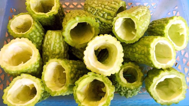 酿苦瓜,把里面的籽全部弄干净