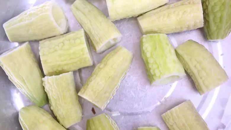 酿苦瓜,放锅里煮熟，然后泡一下