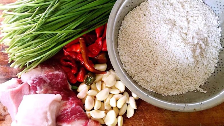 酿苦瓜,准备好<a style='color:red;display:inline-block;' href='/shicai/ 414'>猪肉</a>，<a style='color:red;display:inline-block;' href='/shicai/ 498'>糯米</a>，大蒜，<a style='color:red;display:inline-block;' href='/shicai/ 116'>韭菜</a>，红辣椒