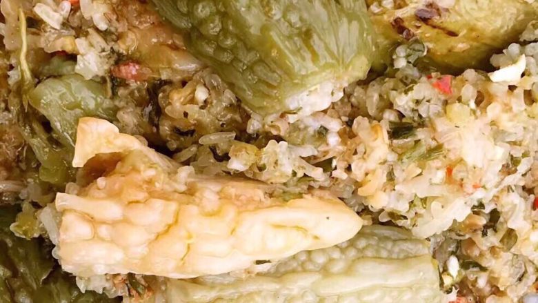 酿苦瓜,塞好放在锅里要蒸一小时左右。就可以吃了