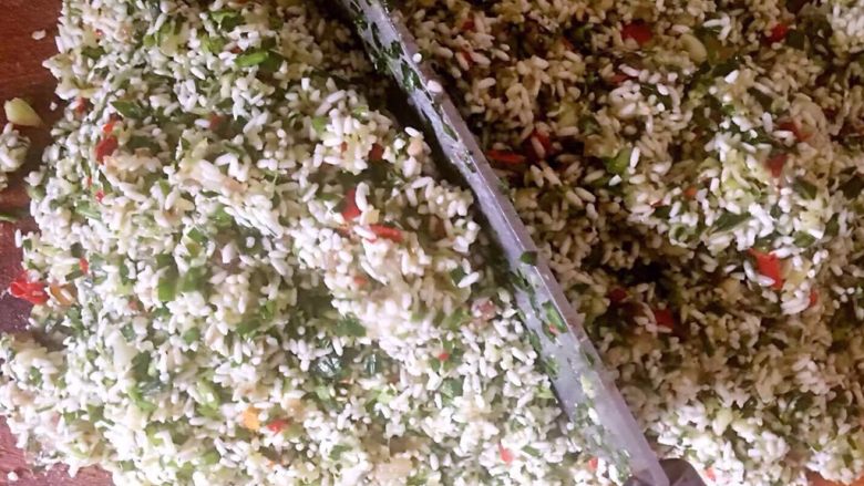 酿苦瓜,全部剁碎弄在一起，放上适当盐类似于饺子馅