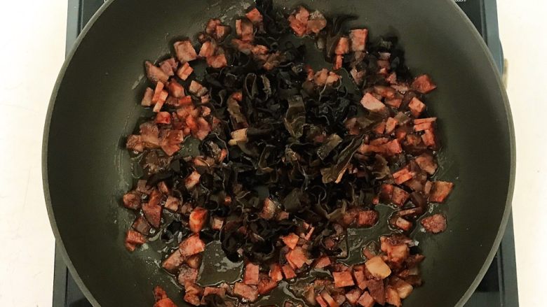 杂蔬意面烘蛋饼,加入木耳,翻炒均匀
