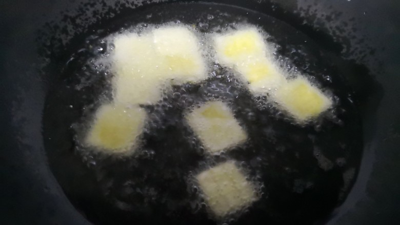 小米锅巴,锅内烧油,油温五成热的时候放入面片小火炸。
