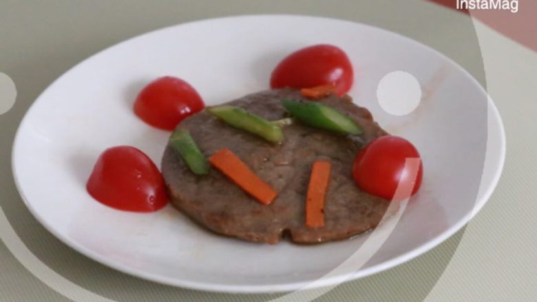 我们爱吃肉之香煎牛排,这样就可以出锅啦。用颜色鲜艳的水果和蔬菜装饰一下就ok啦。