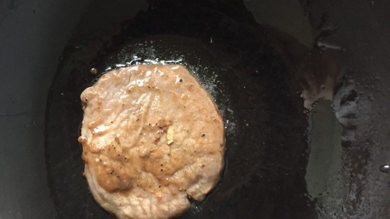 我们爱吃肉之香煎牛排,小火煎十分钟,看到金黄就差不多呢。喜欢吃嫩的话,煎的时间要更短。不需要加佐料,因为这个牛排是腌制好的,我说吧,超简单。