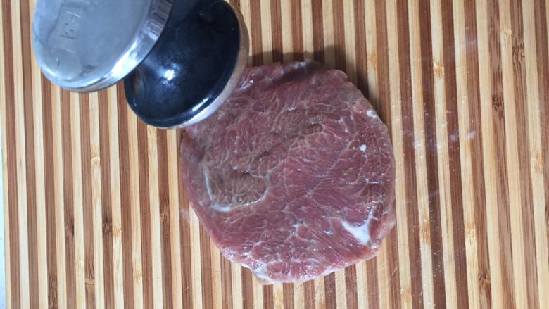 我们爱吃肉之香煎牛排,用锤子锤肉。肉质更松软,最后煎出的牛排更好吃。