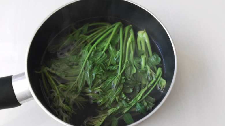 再不吃它就老了, 香椿除了炒鸡蛋还可以这样吃,锅里倒入水烧开,然后把香椿放进去焯烫一分钟,叶子变绿就可以了,香椿为什么要焯水呢,因为香椿里含有亚硝酸盐,经过焯烫亚硝酸盐含量大大降低,对身体的伤害也降到最低了。还有一个方法可以一年四季吃到香椿芽,就是焯烫之后晾凉把水分挤一下,然后装进保鲜袋放入冰箱冷冻,便随时可以吃了,拿出来解冻洗一下即可食用。