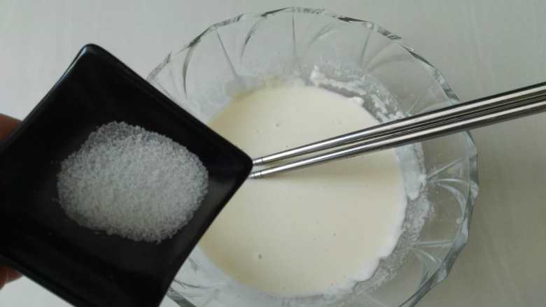 再不吃它就老了, 香椿除了炒鸡蛋还可以这样吃,倒入适量的清水调成面糊,不要太稠,然后放入少许盐调味