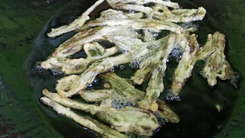 再不吃它就老了, 香椿除了炒鸡蛋还可以这样吃,锅里倒入少许油,油温七成热的时候,放入裹满面糊的香椿,炸至金黄捞出便可以上桌享用了。