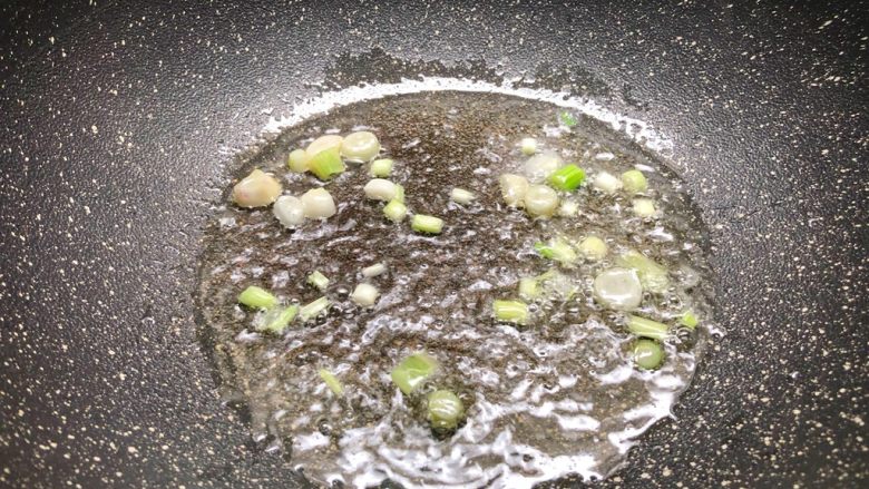 葱香鱿鱼,锅里放入适量油,放入葱白小火炒出葱油