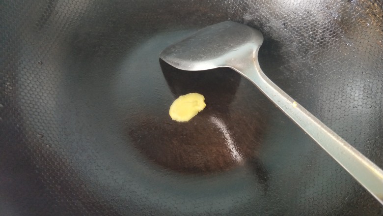 了不起的小番茄 番茄炖黑鱼,锅烧热,用一块生姜在锅内抹一圈。