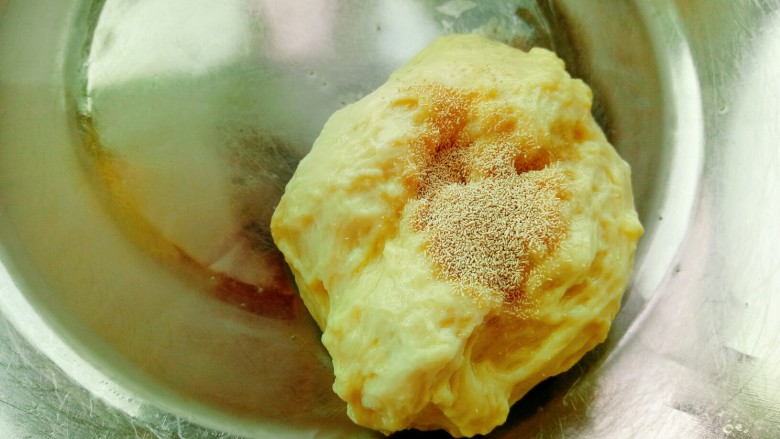 自制凉皮,洗好剩下的面团是面筋,加<a style='color:red;display:inline-block;' href='/shicai/ 731'>酵母</a>揉匀