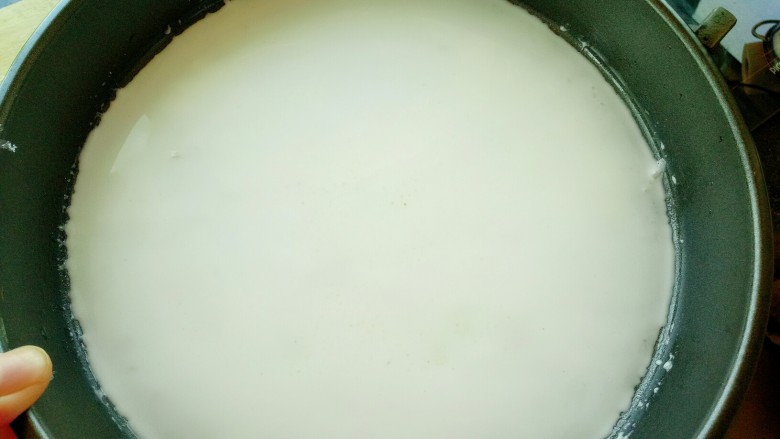 自制凉皮,水开转中大火蒸十几秒钟(盘子提前刷一层香油)