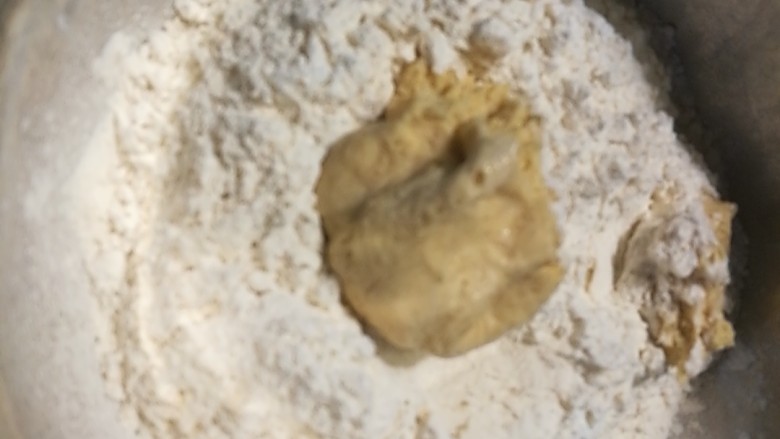 地瓜全麦土司
让孩子们爱上全谷物,这一团老面,是三天前做地瓜馒头时剩下的,拿来做老面发酵引子