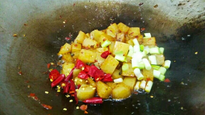 香辣米豆腐,倒入花椒,干辣椒和蒜白。