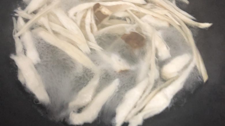 酸菜鱼,鸡臂菇水开后放入