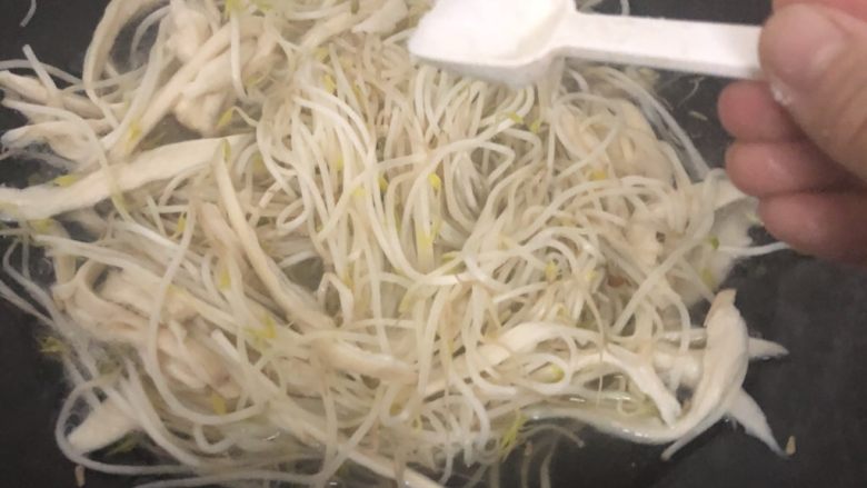 酸菜鱼,加入适量的油和盐、水滚以后捞出