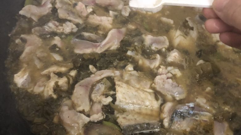 酸菜鱼,加入两匙盐看个人口味、有部分酸菜比较咸不需要加盐