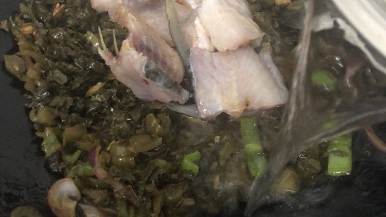 酸菜鱼,加水烧开