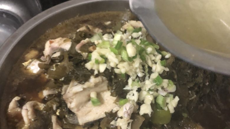 酸菜鱼,淋上滚油