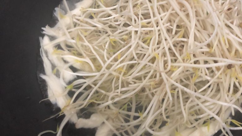 酸菜鱼,继续放入绿豆芽翻滚一下