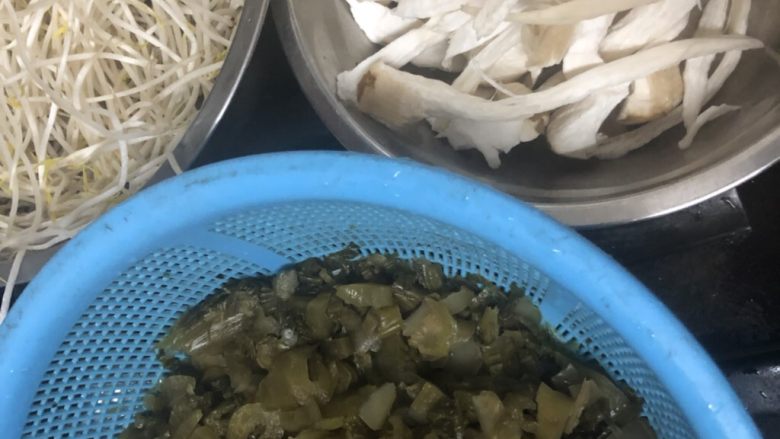 酸菜鱼,配菜一样的准备好