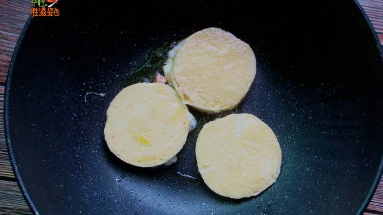 馒头片版汉堡包,将油倒入锅中,小火,待有温热的时候放入馒头片