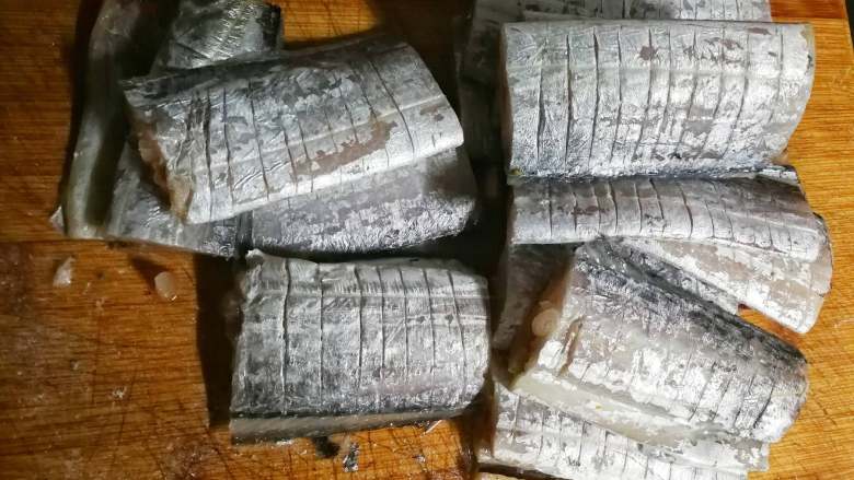 酥骨带鱼,也可以切花刀,更好入味。我只切了一部分。