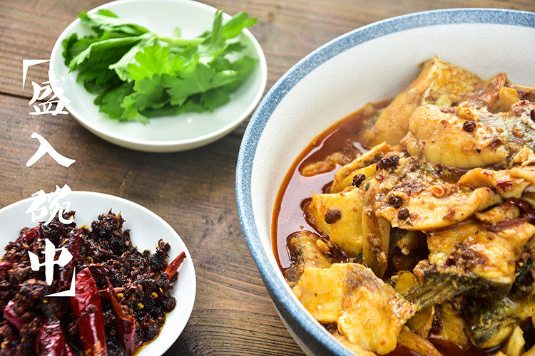 水煮鱼,将鱼片、鱼汤倒入铺好豆芽的碗中;