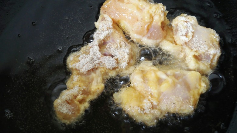 香酥炸鸡块,锅内放油烧热,放入鸡块油炸