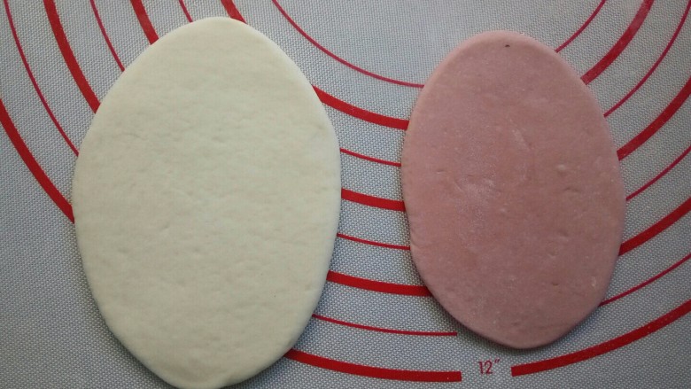 可爱小兔馒头,分别取其中的一份,用擀面杖擀成牛舌状。