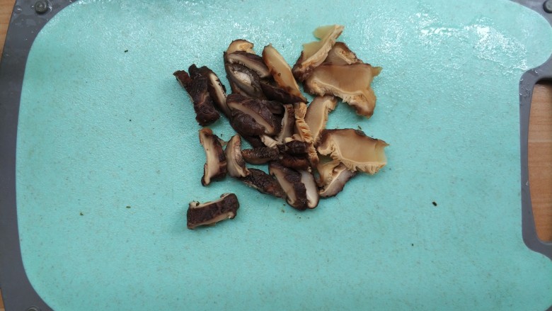 潮汕系列~苦笋煲,将泡发好的香菇,切成条状