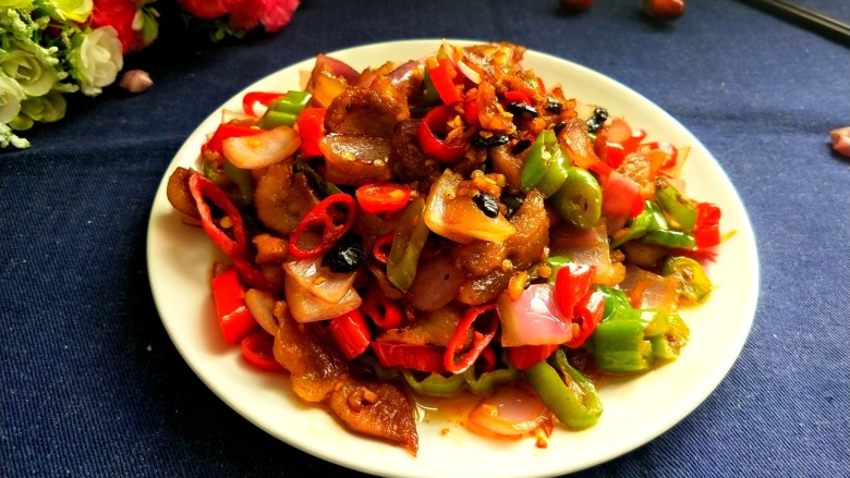 特色小炒肉,装盘,香喷喷的。