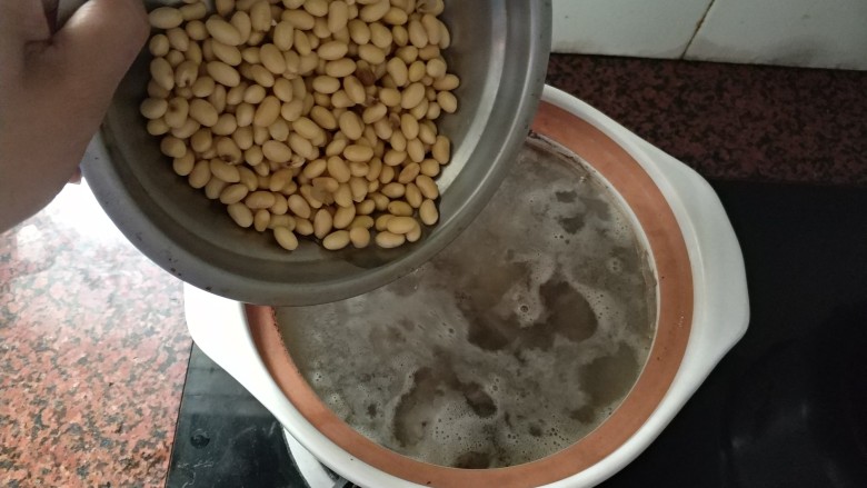 潮汕系列~苦笋煲,在煮同筒骨20分钟的过程,先下黄豆一起去煮。